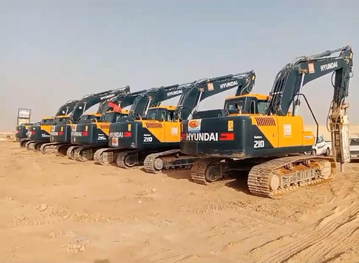أسطول حفارات تام الانشاء في موقع بالرياض